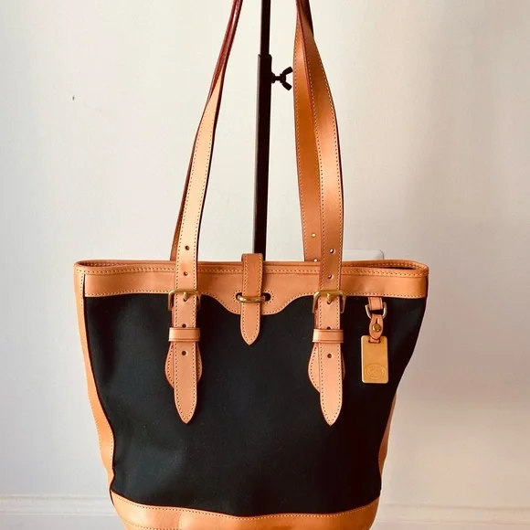 Dooney & Bourke
DOONEY & BOURKE VINTAGE CABRIOLET BUCKET BAG in Hunter Green - Picture 5 of 10